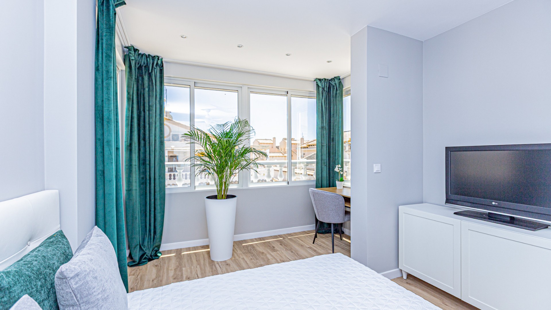 Sprzedaż - Dom miejski -
Los Altos