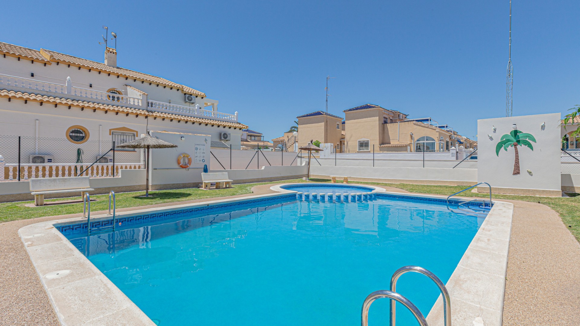 Sprzedaż - Dom miejski -
Los Altos