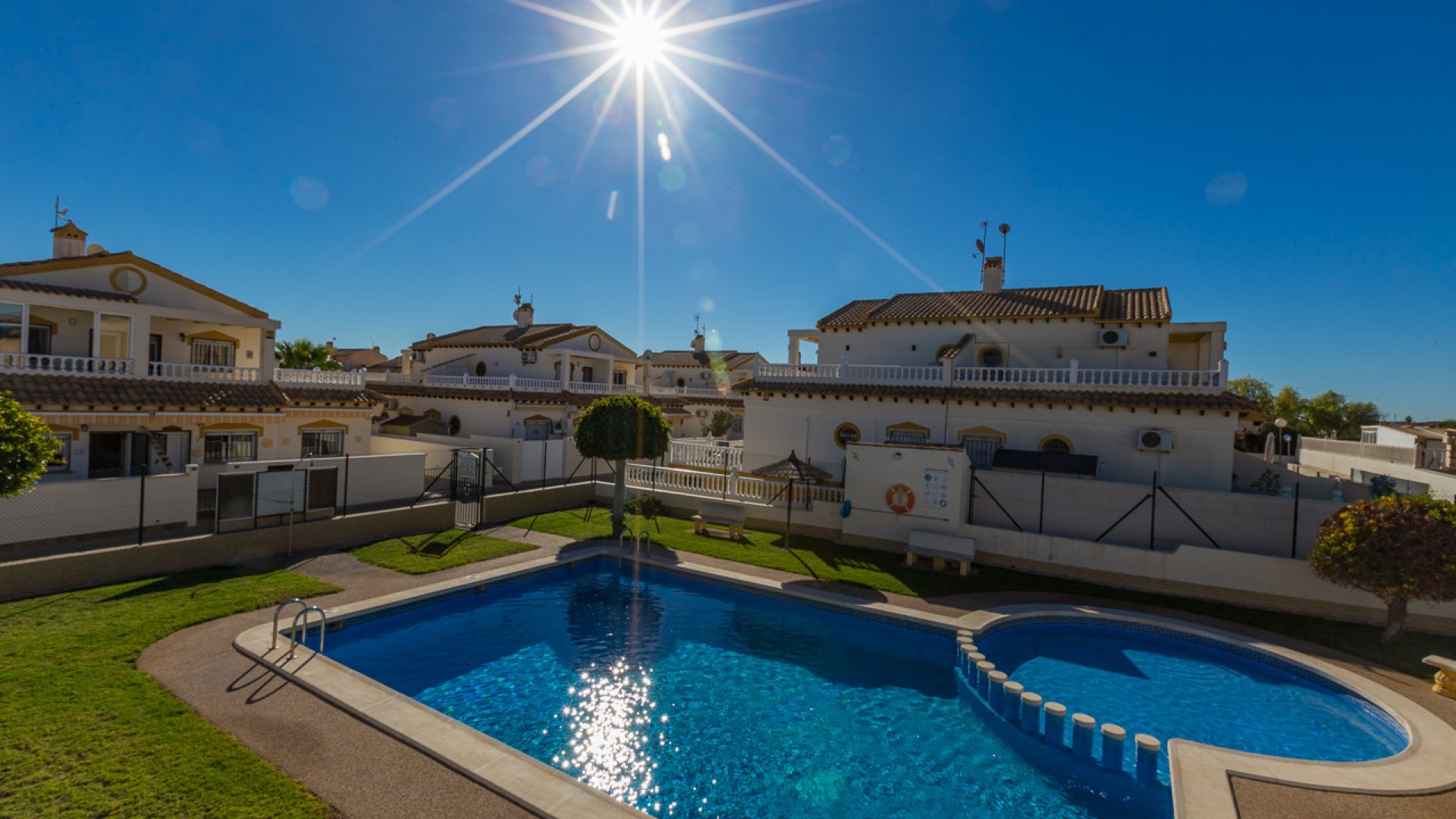 Sprzedaż - Dom miejski -
Los Altos