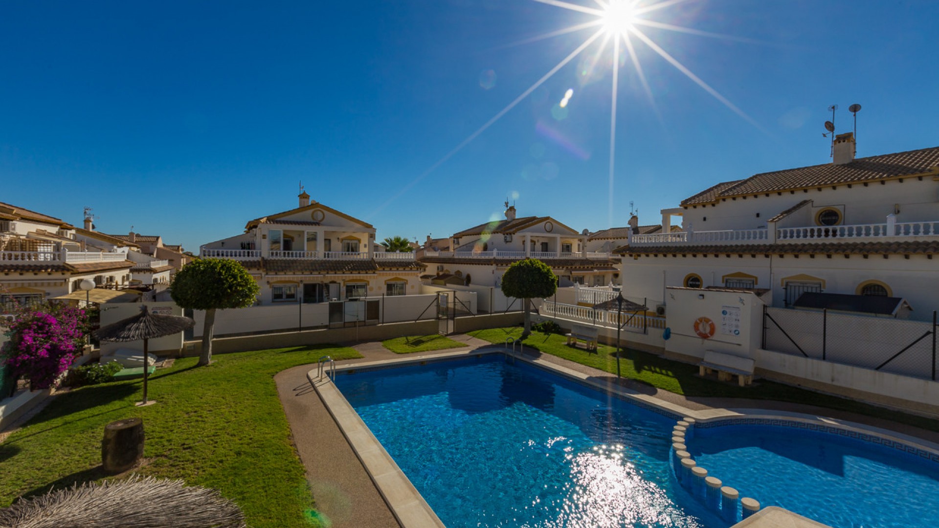 Sprzedaż - Dom miejski -
Los Altos