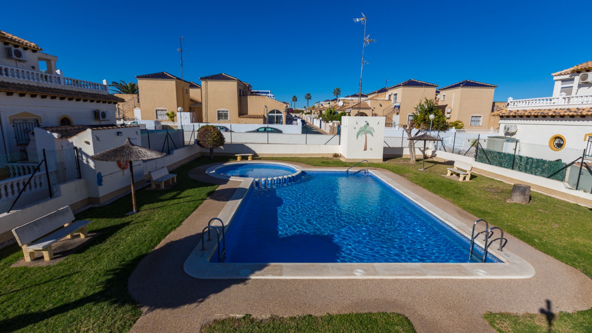 Sprzedaż - Dom miejski -
Los Altos