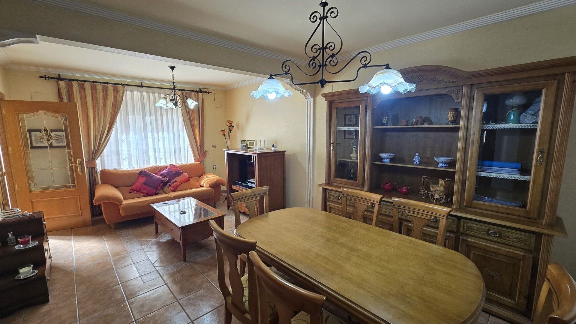 Sprzedaż - Dom miejski -
SAX