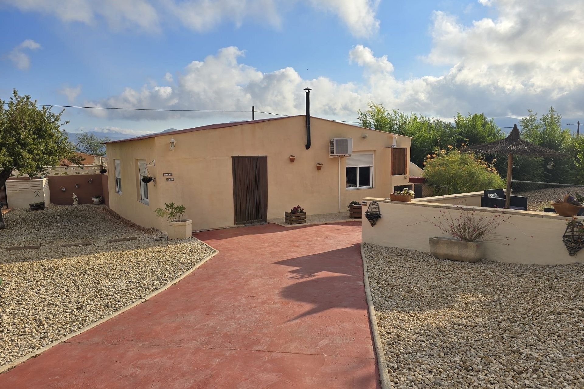 Sprzedaż - Willa wolnostojąca -
SAX