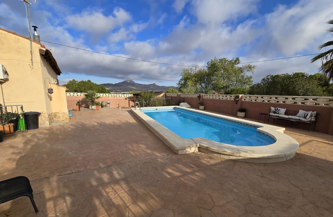 Sprzedaż - Willa wolnostojąca -
SAX