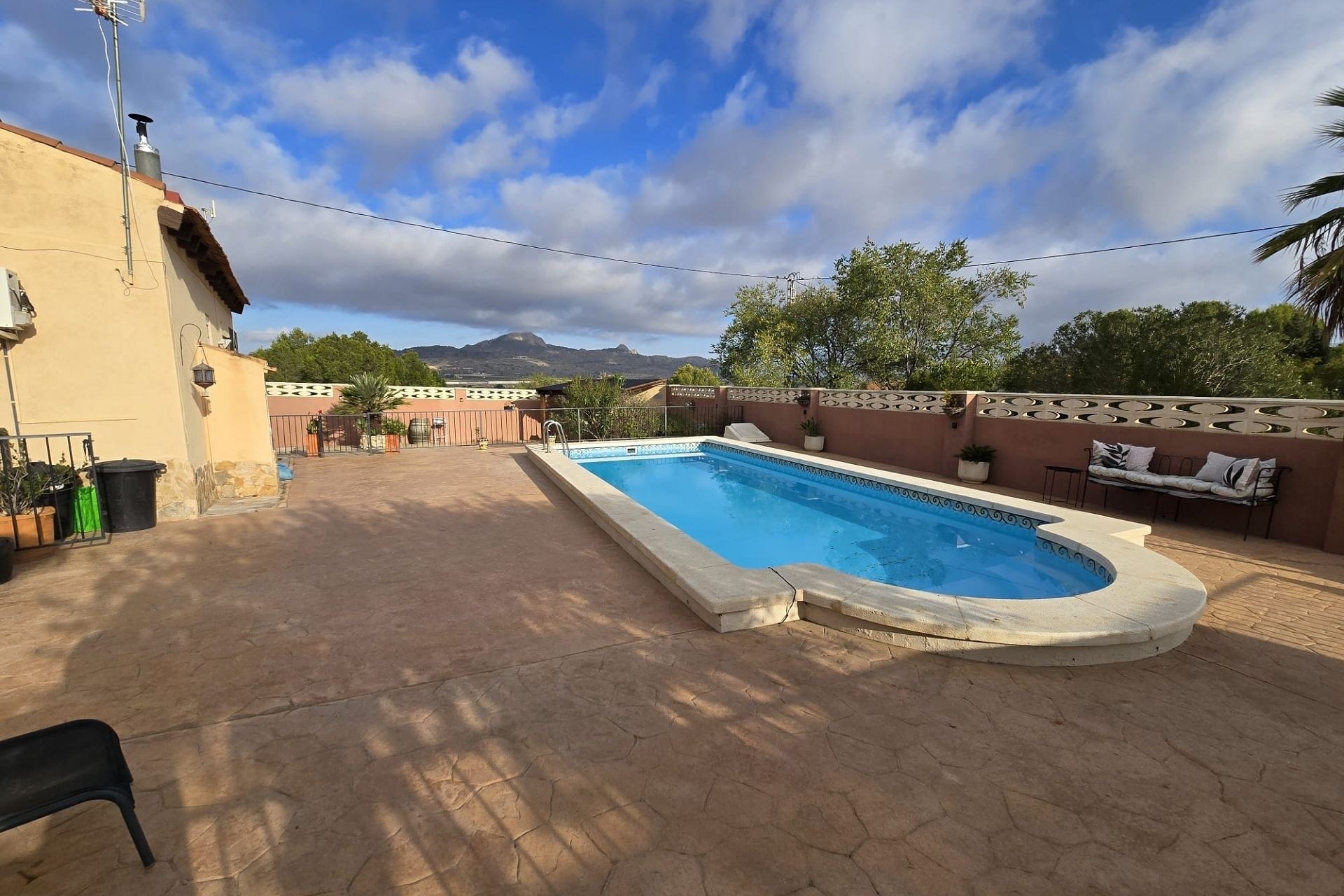 Sprzedaż - Willa wolnostojąca -
SAX