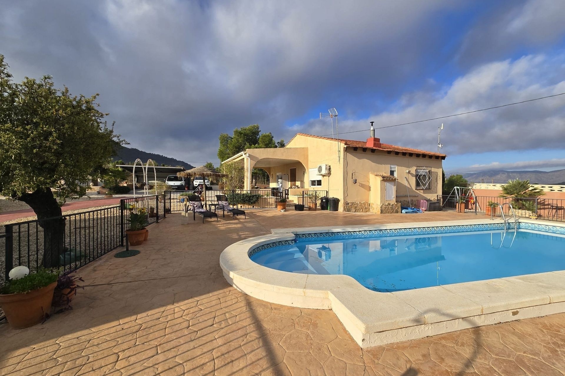 Sprzedaż - Willa wolnostojąca -
SAX