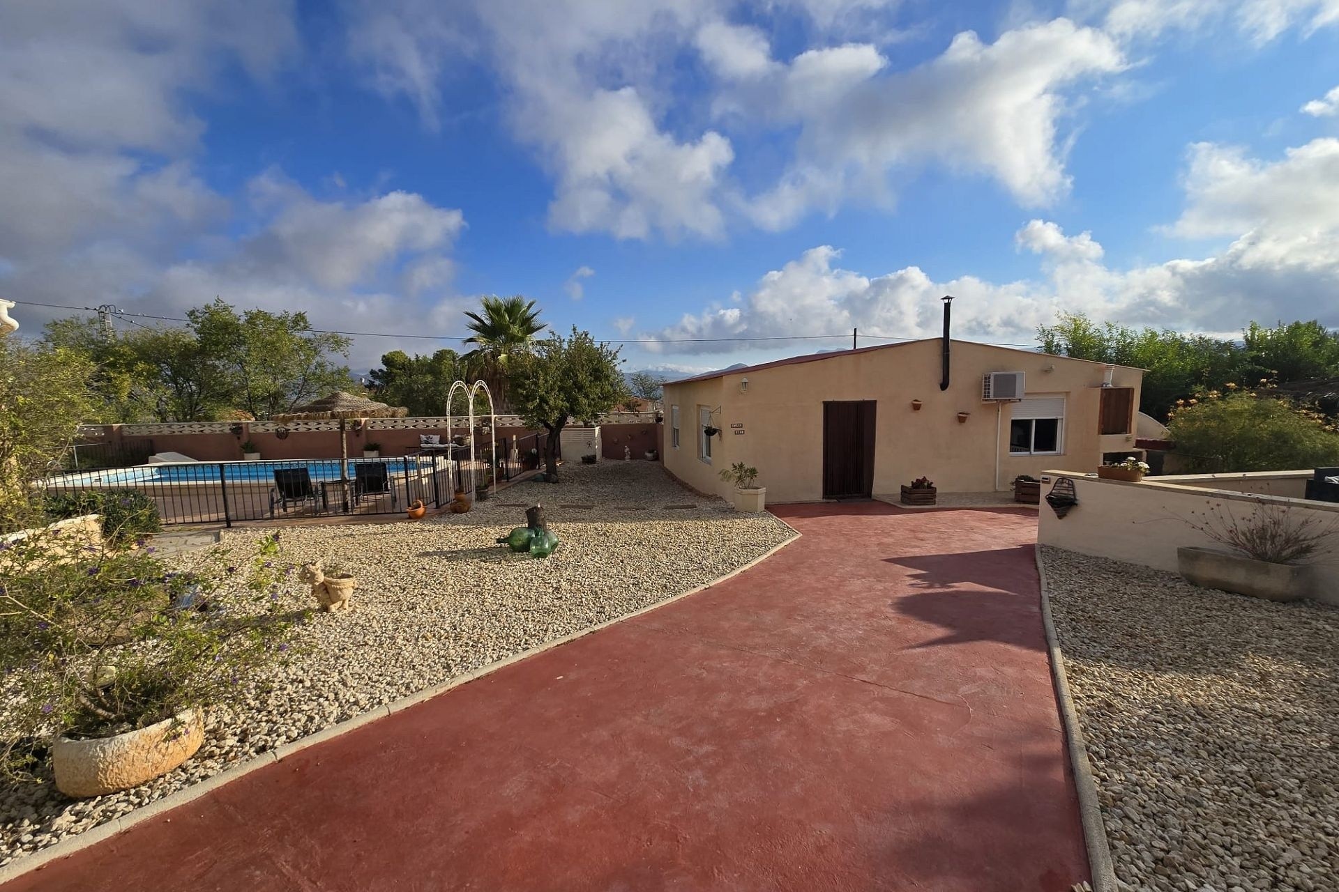 Sprzedaż - Willa wolnostojąca -
SAX