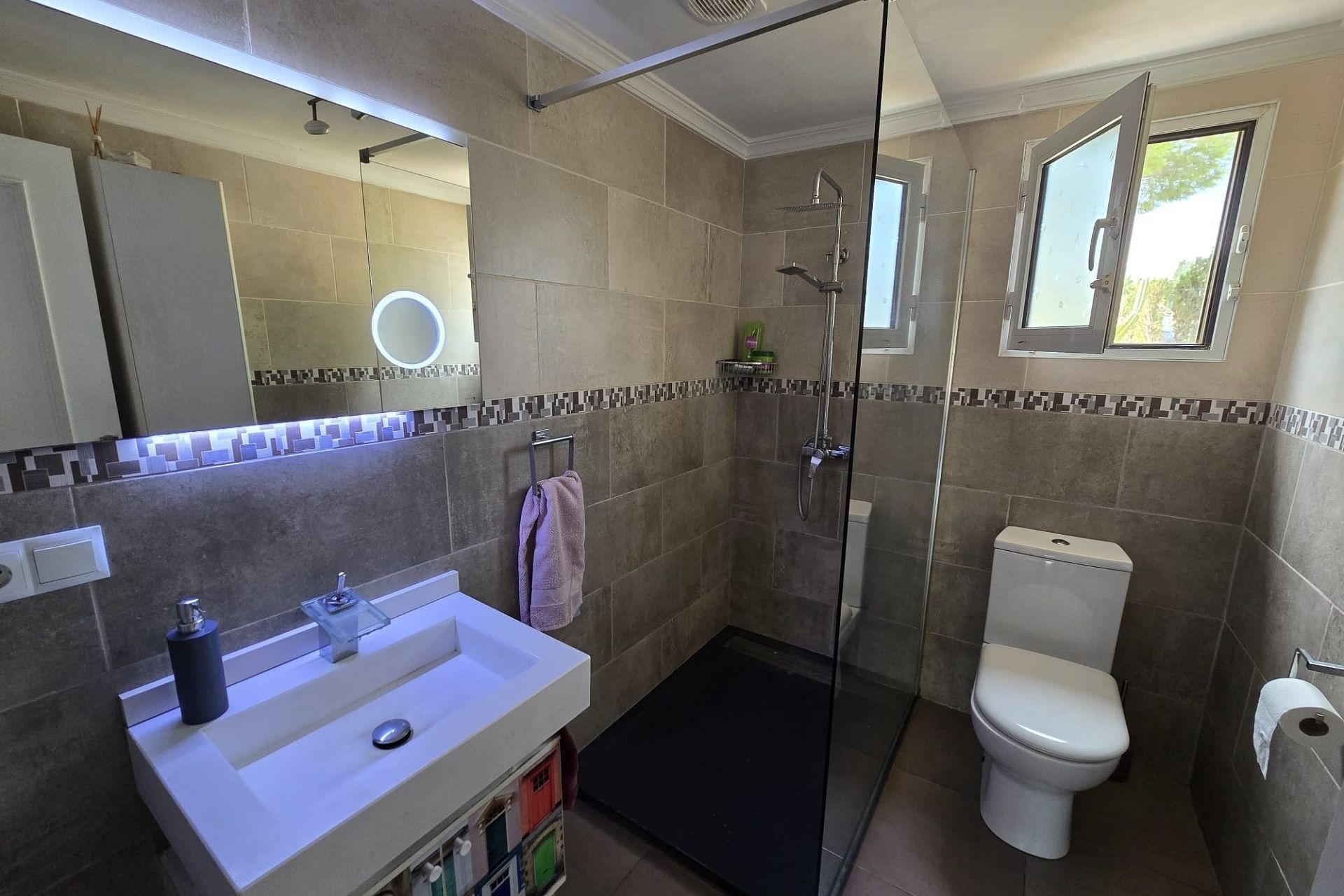 Sprzedaż - Willa wolnostojąca -
SAX