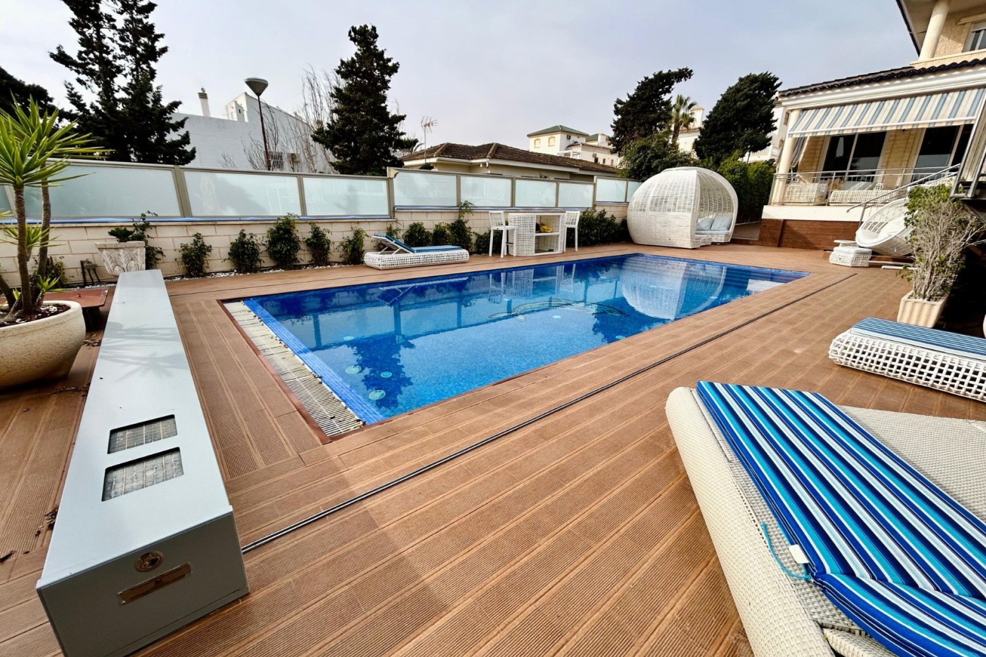 Sprzedaż - Willa wolnostojąca -
Torrevieja - Costa Blanca