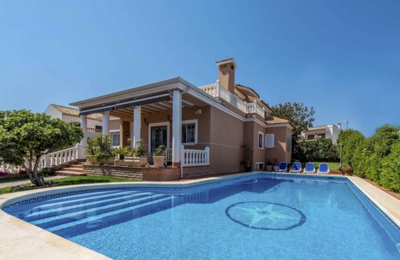 Sprzedaż - Willa wolnostojąca -
Torrevieja - La Mata