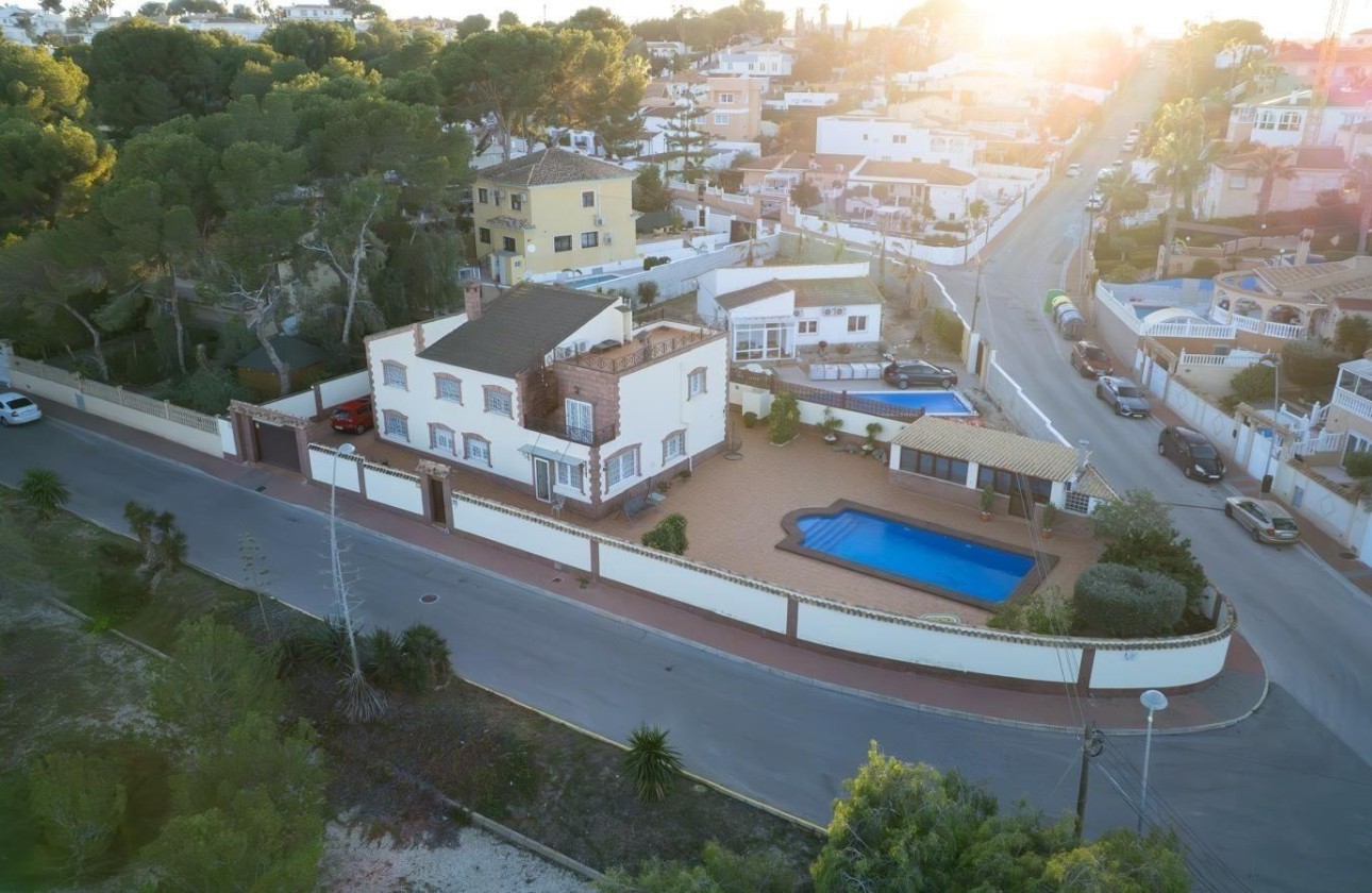 Sprzedaż - Willa wolnostojąca -
Torrevieja - Los Balcones