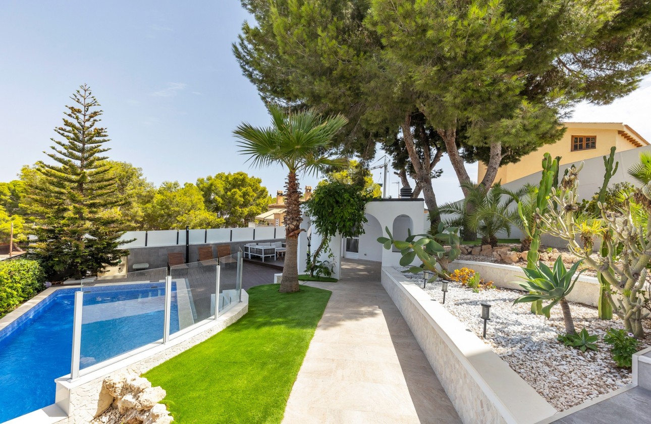Sprzedaż - Willa wolnostojąca -
Torrevieja - Los Balcones