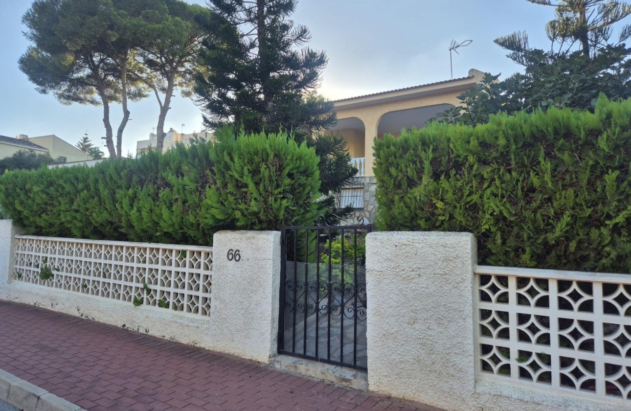 Sprzedaż - Willa wolnostojąca -
Torrevieja - Los Balcones