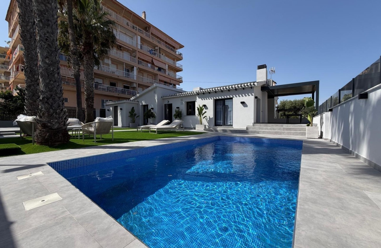 Sprzedaż - Willa wolnostojąca -
Torrevieja - Punta Prima