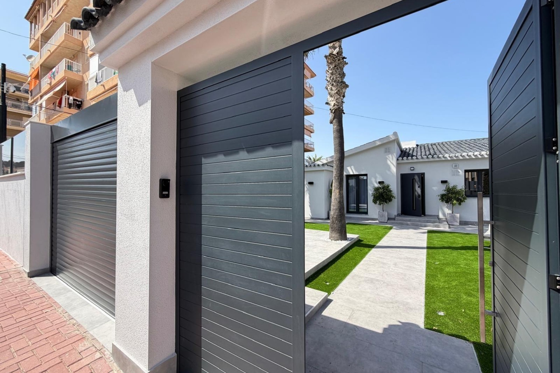 Sprzedaż - Willa wolnostojąca -
Torrevieja - Punta Prima