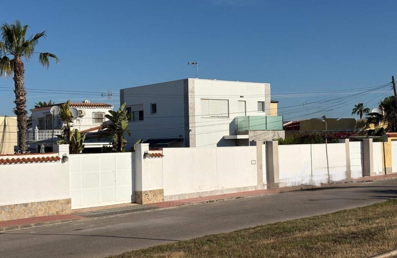 Sprzedaż - Willa wolnostojąca -
Torrevieja - Torreta florida