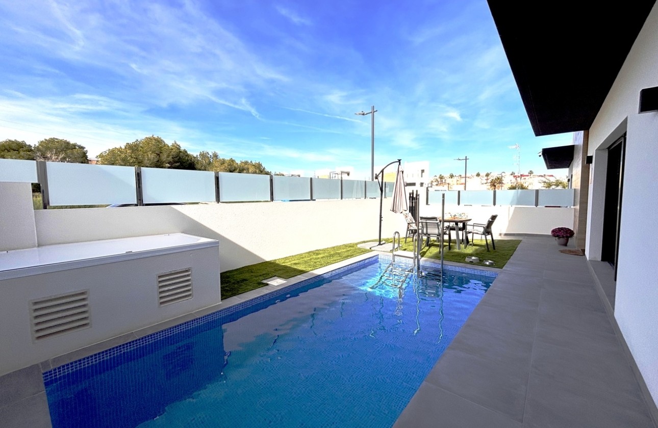 Sprzedaż - Willa wolnostojąca -
Villamartín - Costa Blanca