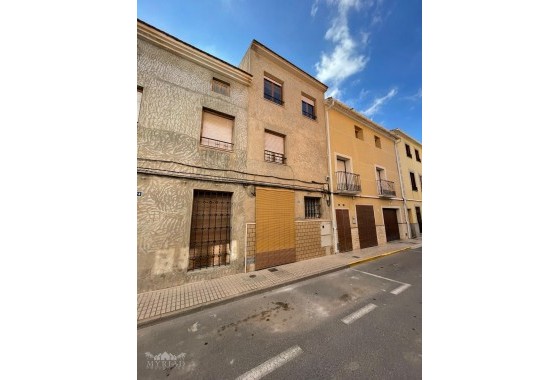 Town house - Sale -
        Pinoso - C8P-60020