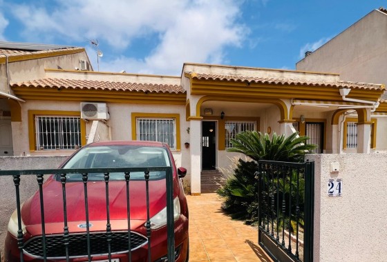 Townhouse - Resale - Daya Nueva -
                Daya Nueva
