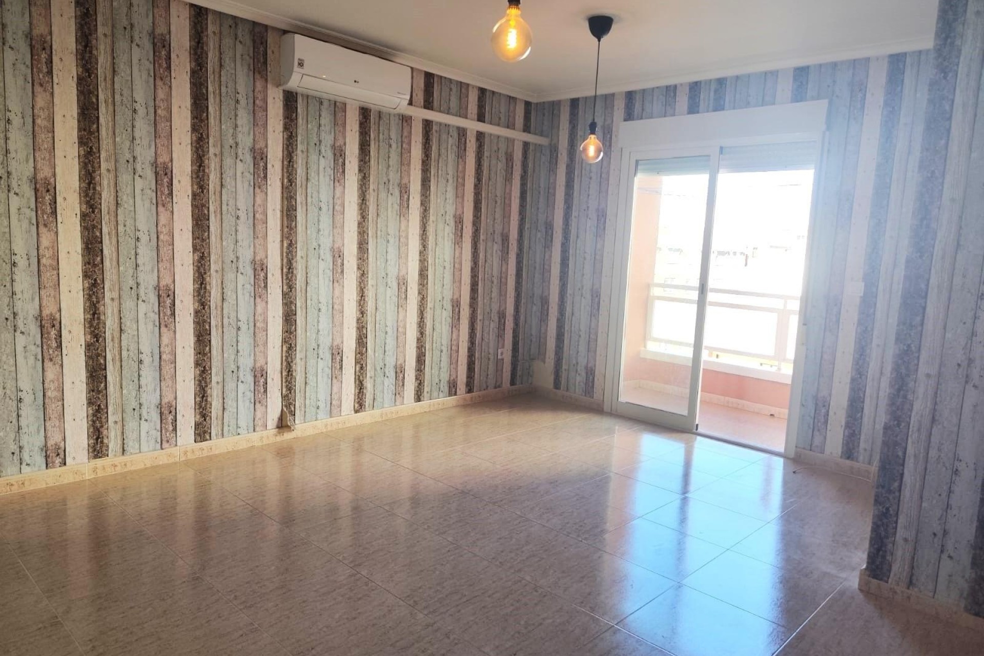 Venta - Apartamento / Piso -
Torrevieja - Center