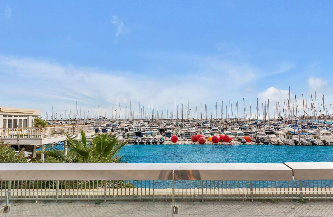 Venta - Apartamento / Piso -
Torrevieja - Paseo maritimo