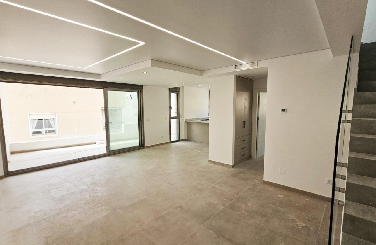 Venta - Apartamento / Piso -
Torrevieja - Paseo Maritimo