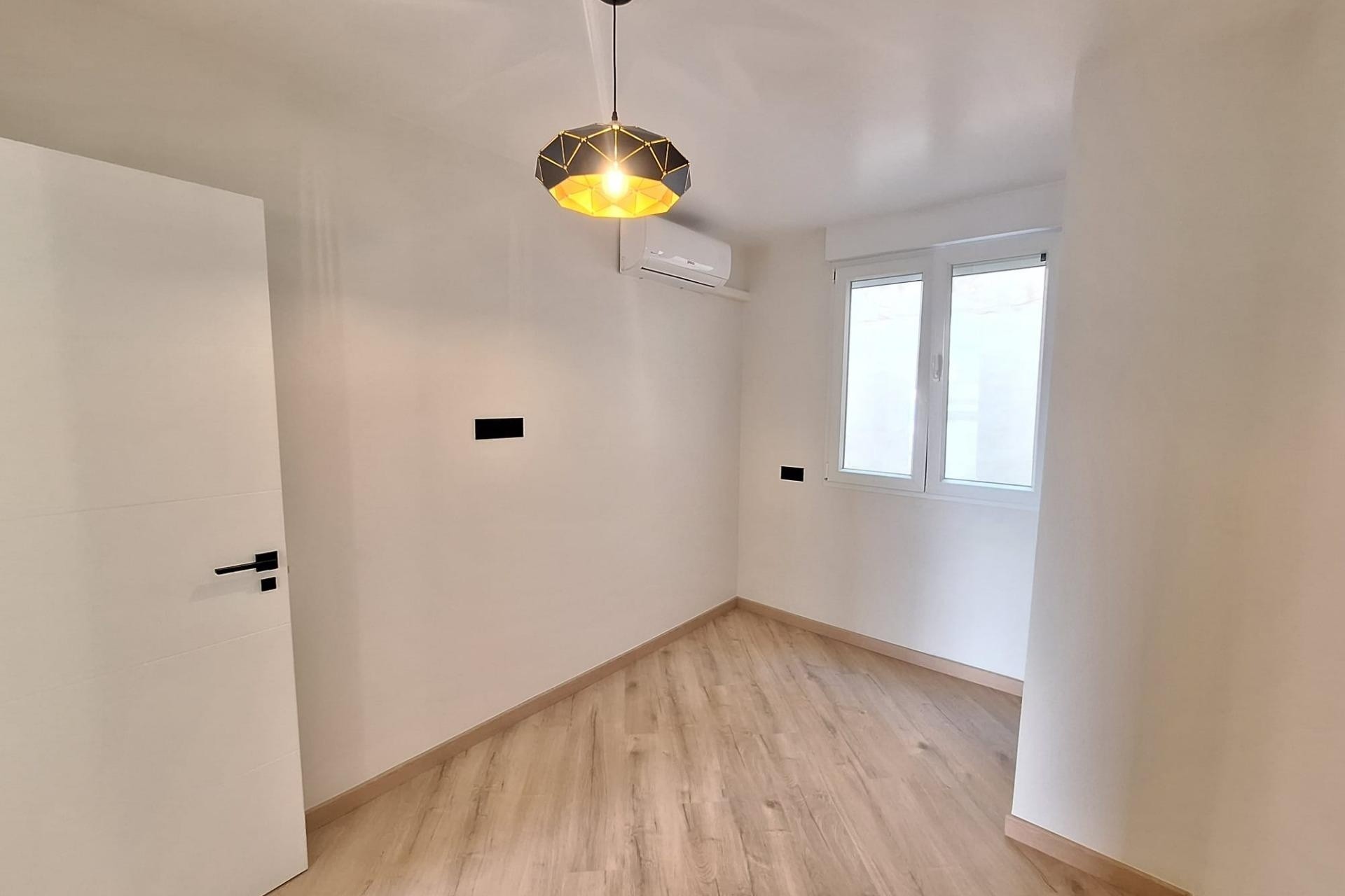 Venta - Apartamento / Piso -
Torrevieja - Playa de los Locos