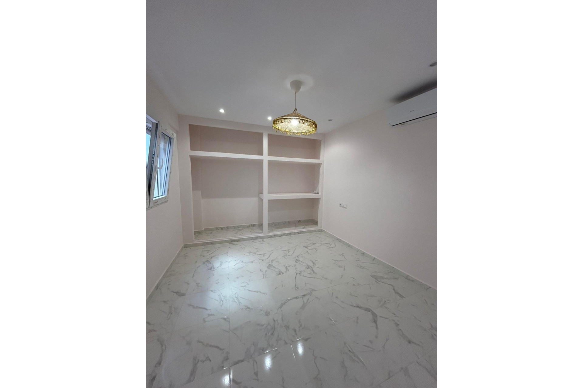 Venta - Apartamento / Piso -
Torrevieja