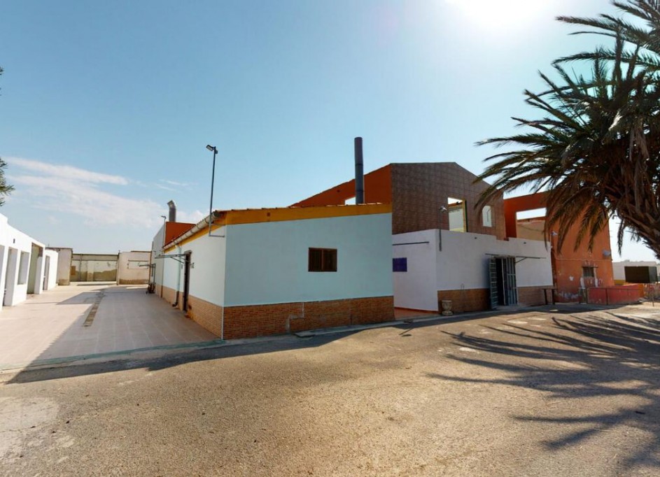 Venta - Casa de pueblo -
Albatera