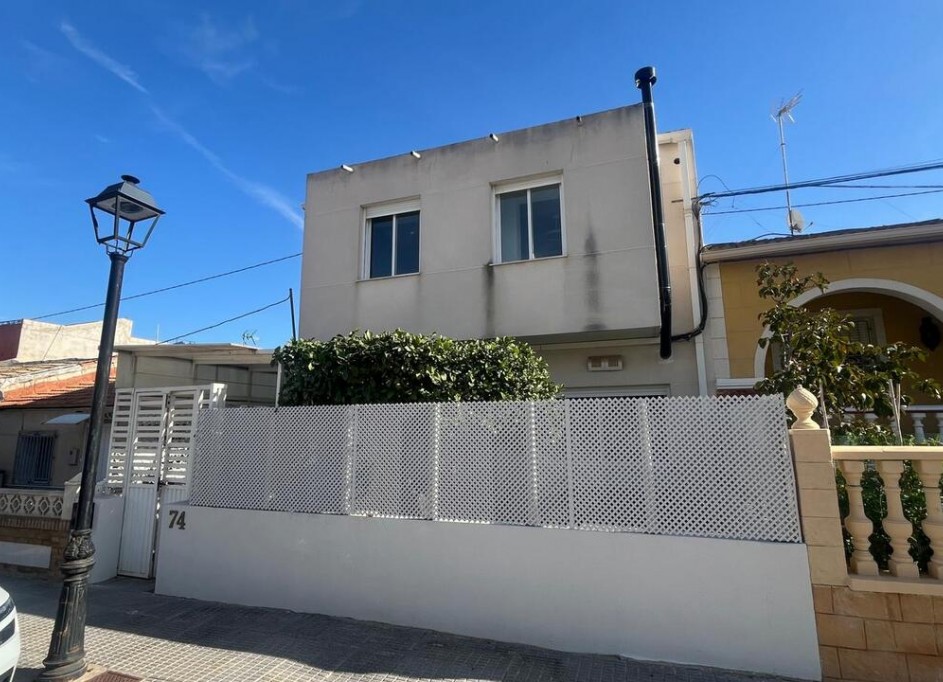 Venta - Casa de pueblo -
Algorfa