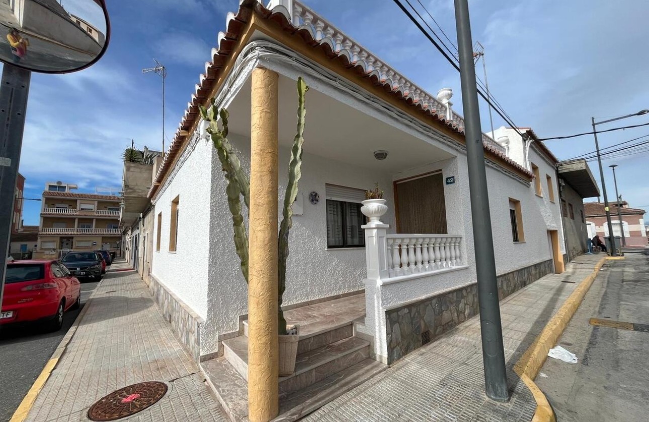 Venta - Casa de pueblo -
Algorfa