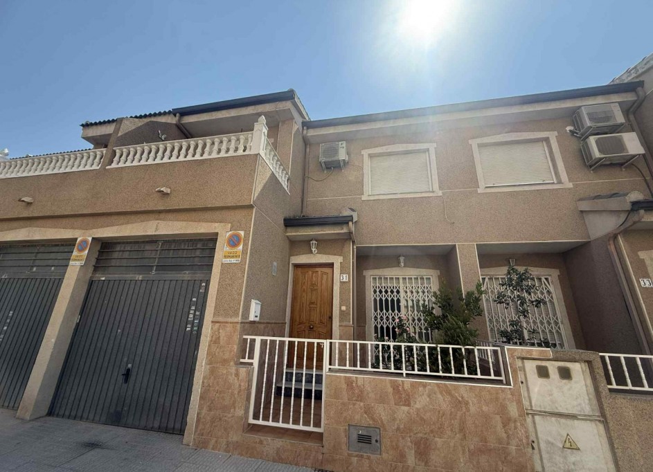 Venta - Casa de pueblo -
Almoradí