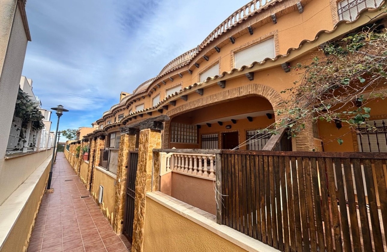 Venta - Casa de pueblo -
Guardamar del Segura - Urbanizaciones