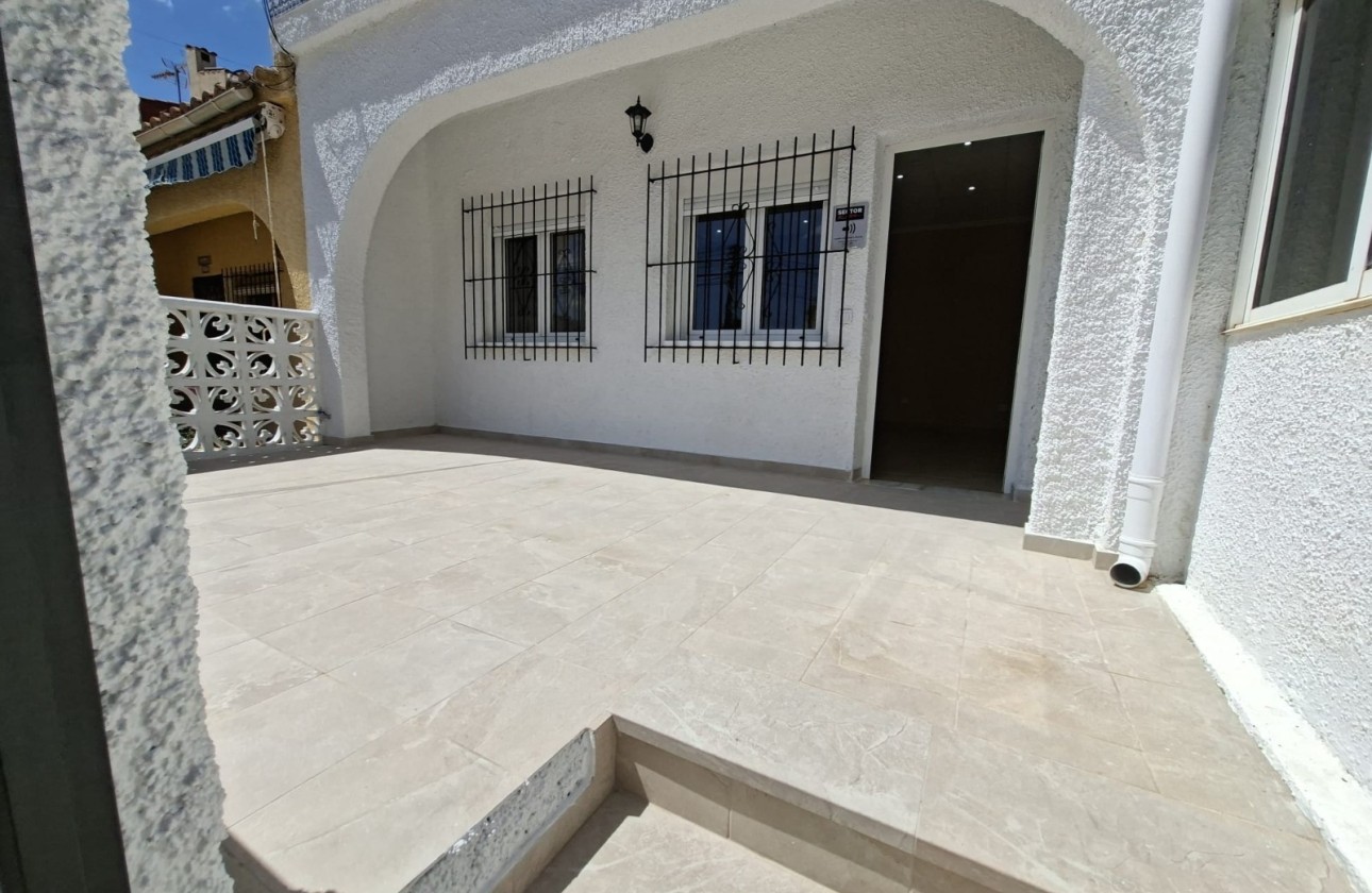 Venta - Casa de pueblo -
La Marina - La Marina - Urbanization