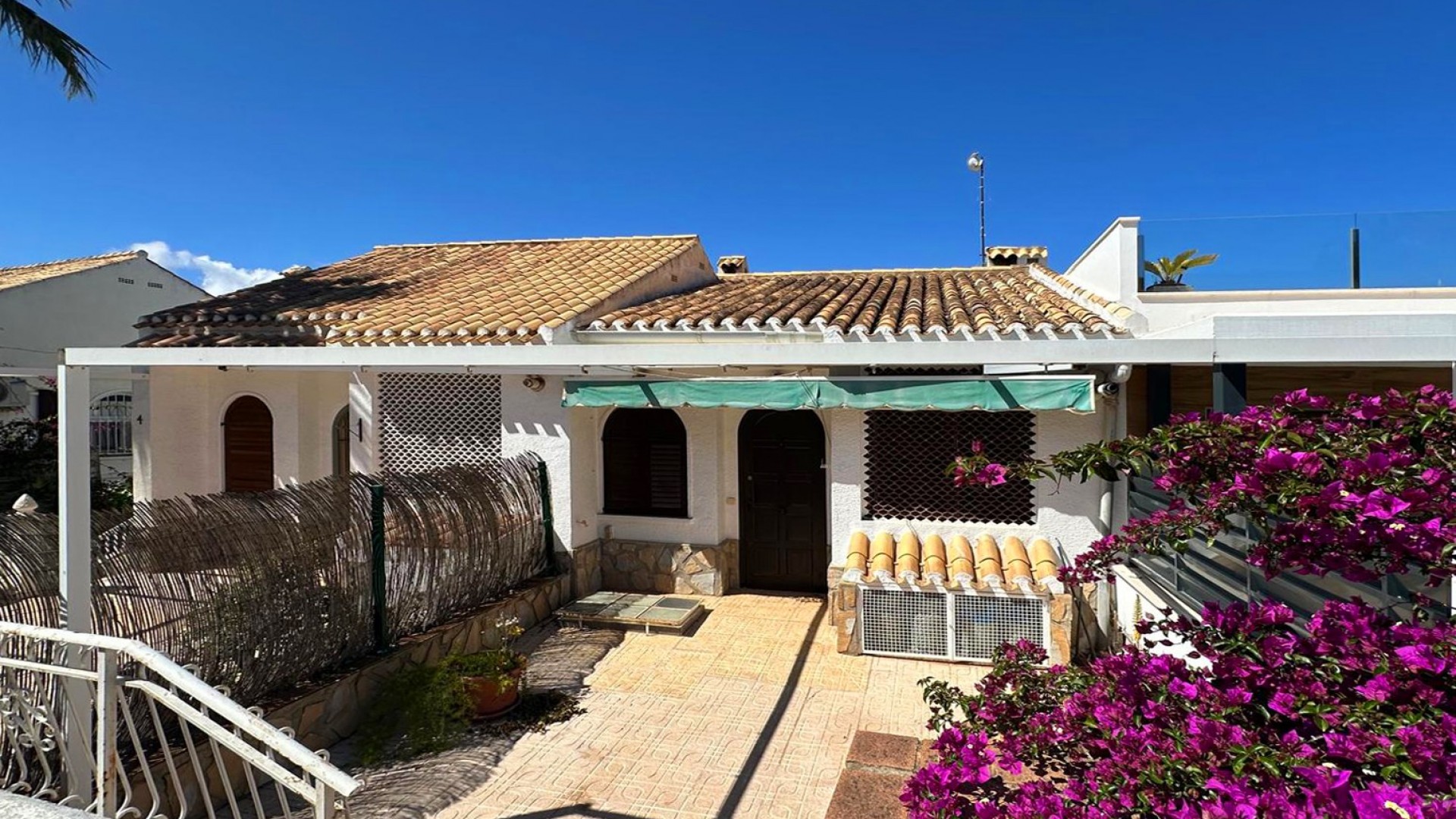 Venta - Casa de pueblo -
Orihuela Costa - La Zenia