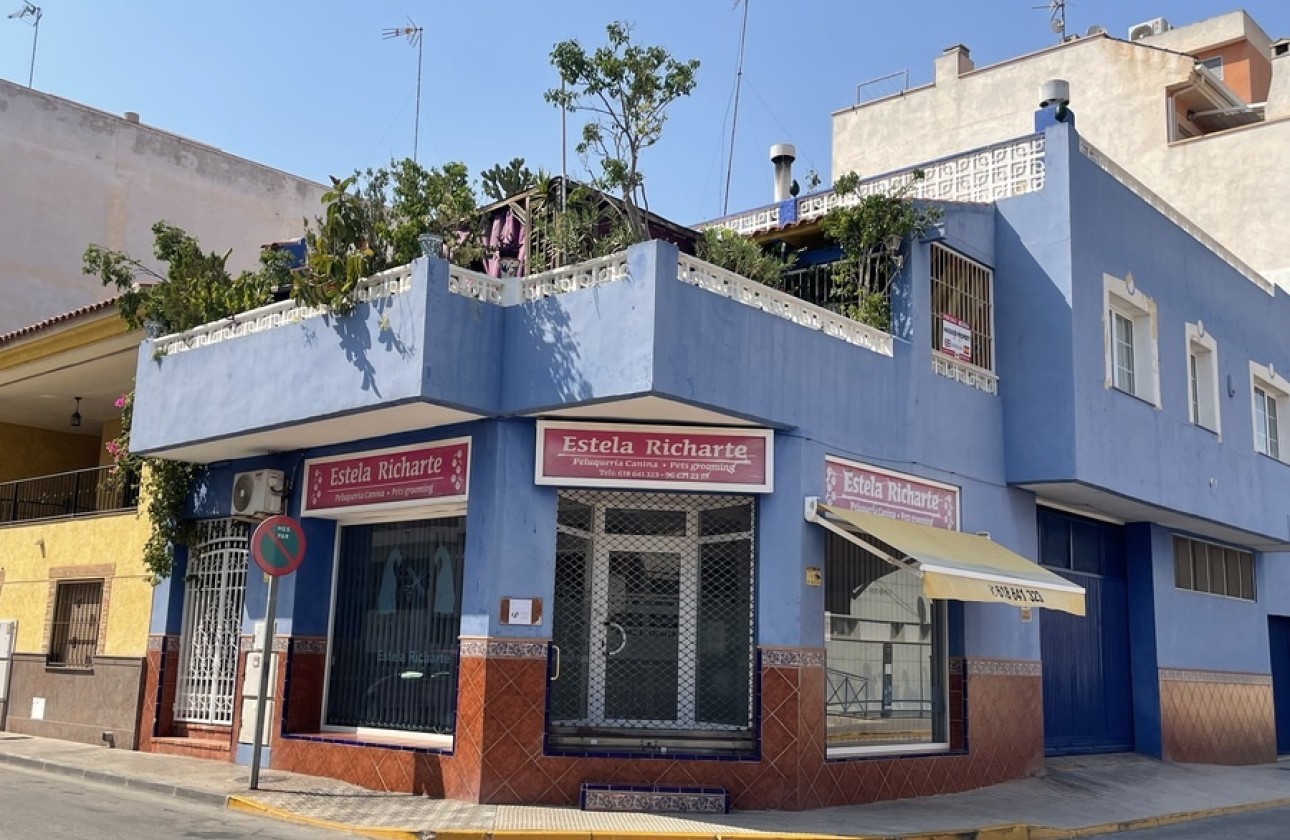 Venta - Casa de pueblo -
Rojales