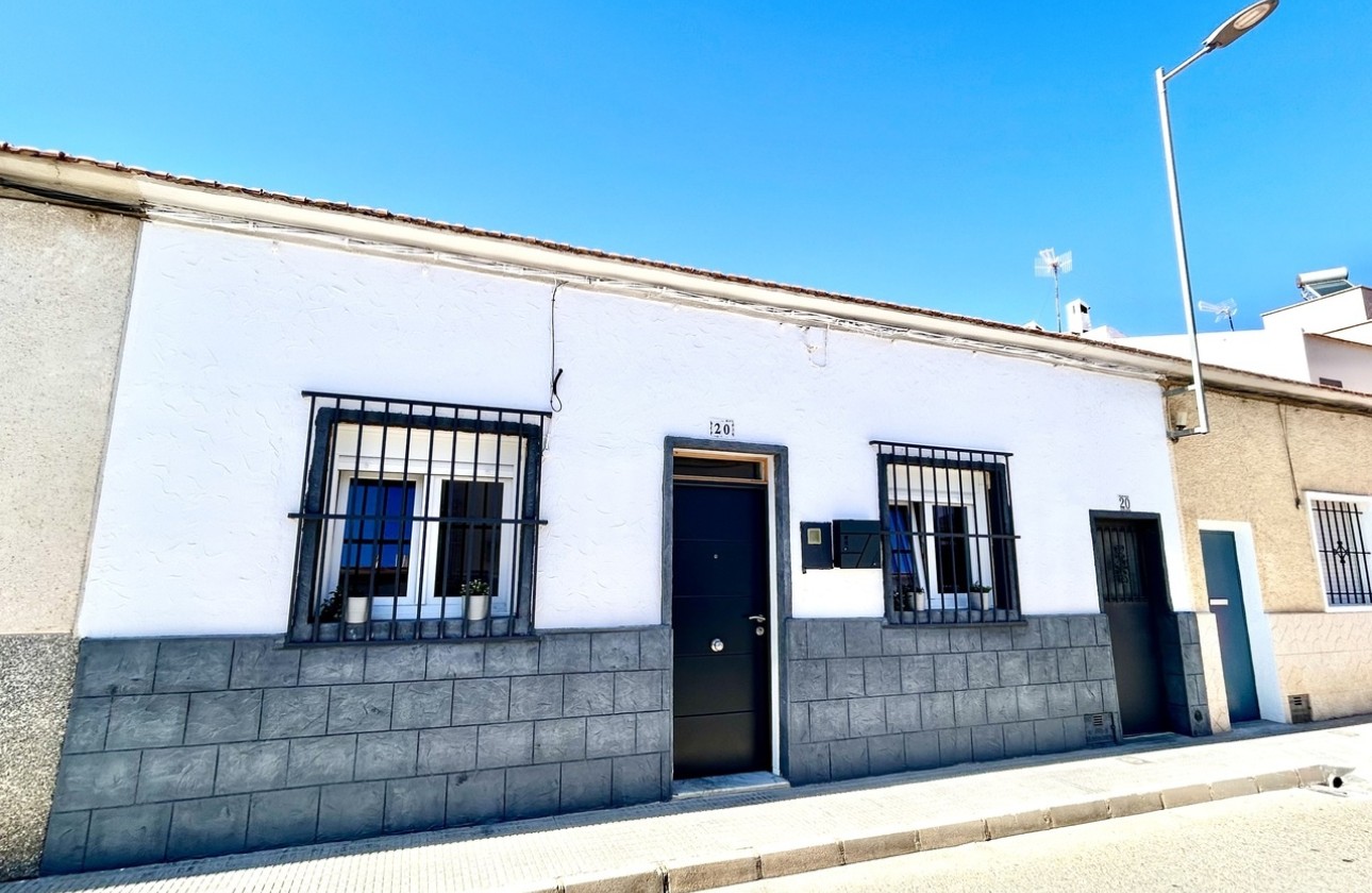 Venta - Casa de pueblo -
San Miguel de Salinas - Inland
