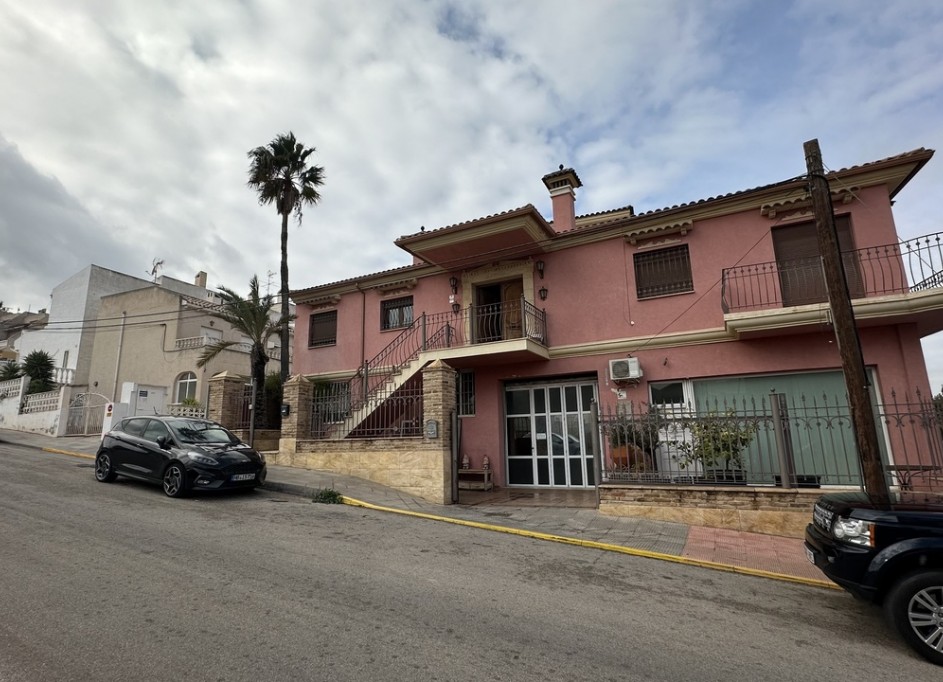 Venta - Casa de pueblo -
San Miguel de Salinas