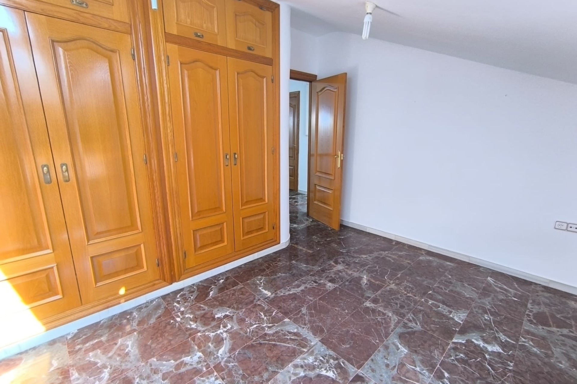 Venta - Casa de pueblo -
SAX - Inland