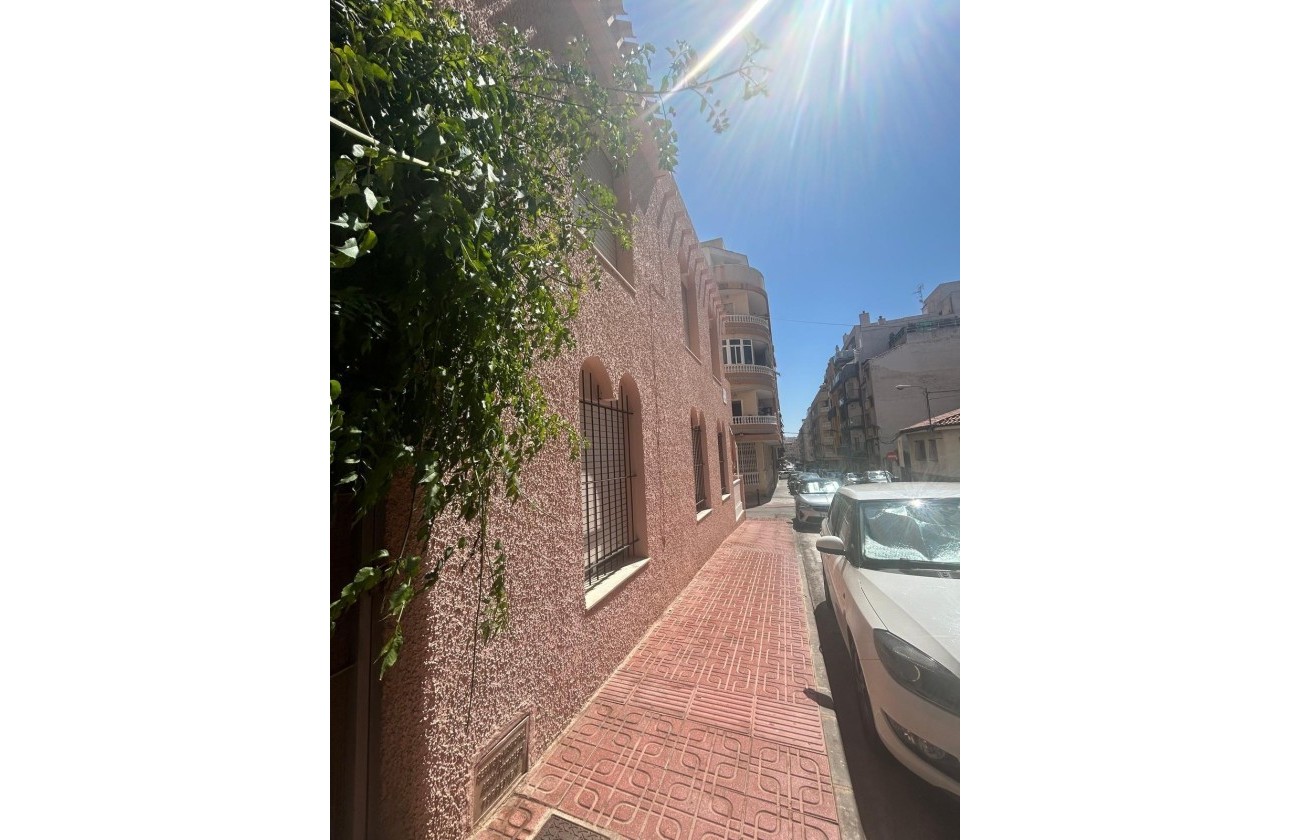 Venta - Casa de pueblo -
Torrevieja - Center