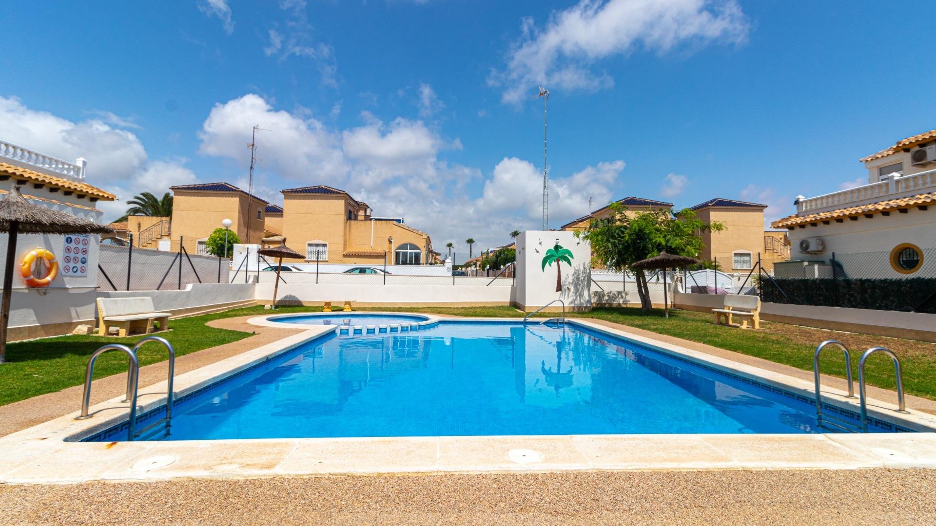 Venta - Casa de pueblo -
Torrevieja - Los altos