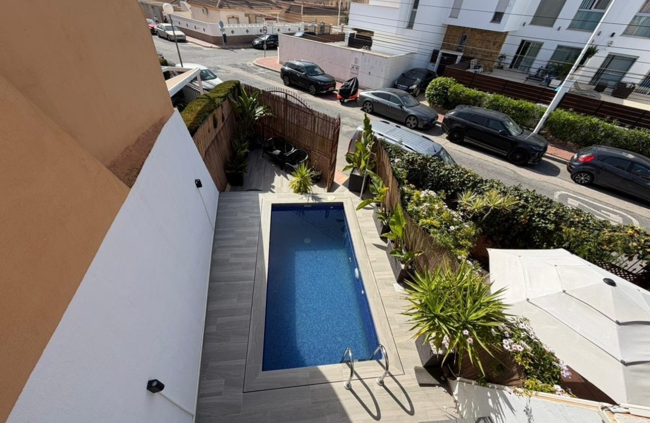 Venta - Casa de pueblo -
Torrevieja - Los Frutales