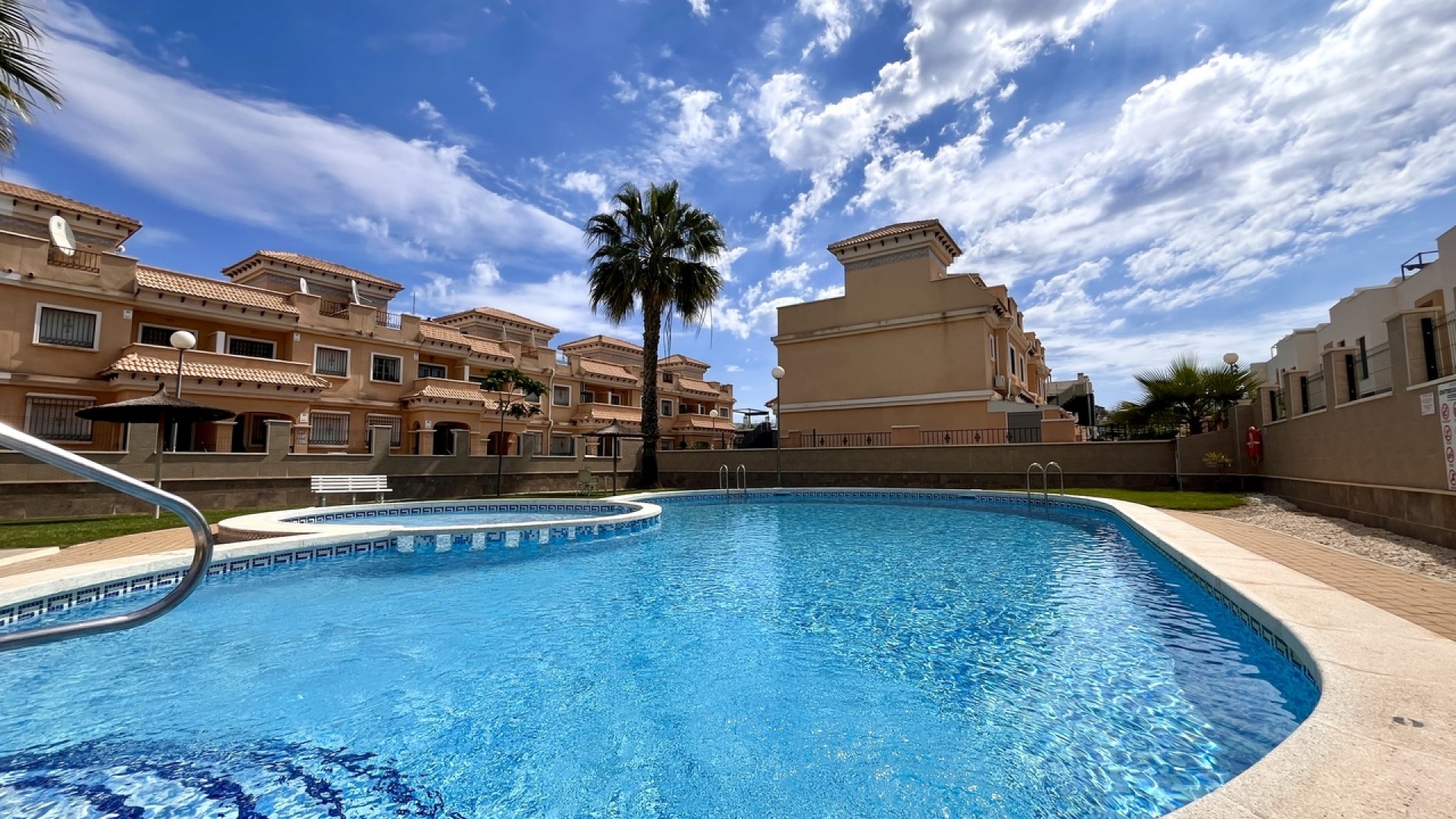 Venta - Casa de pueblo -
Villamartín