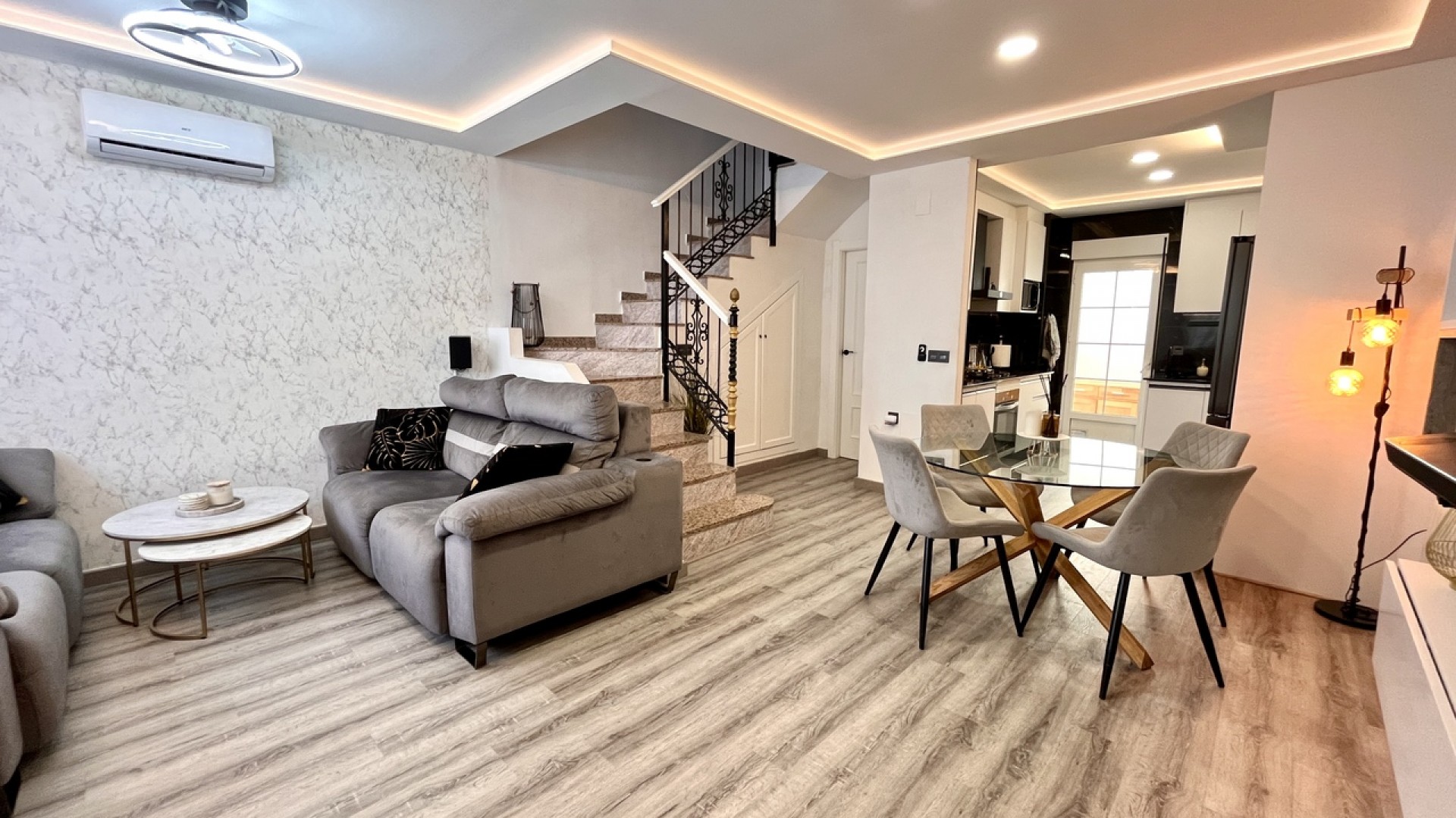 Venta - Casa de pueblo -
Villamartín