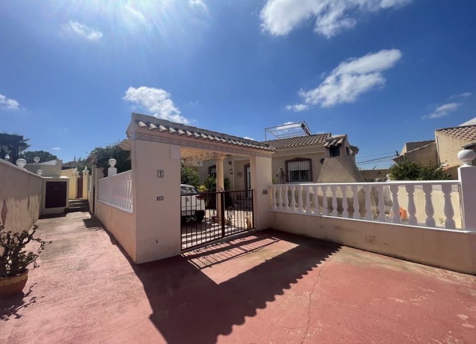 Venta - Chalet Independiente -
Algorfa