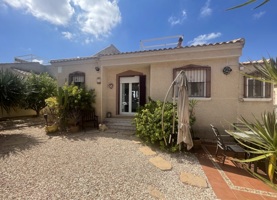 Venta - Chalet Independiente -
Algorfa