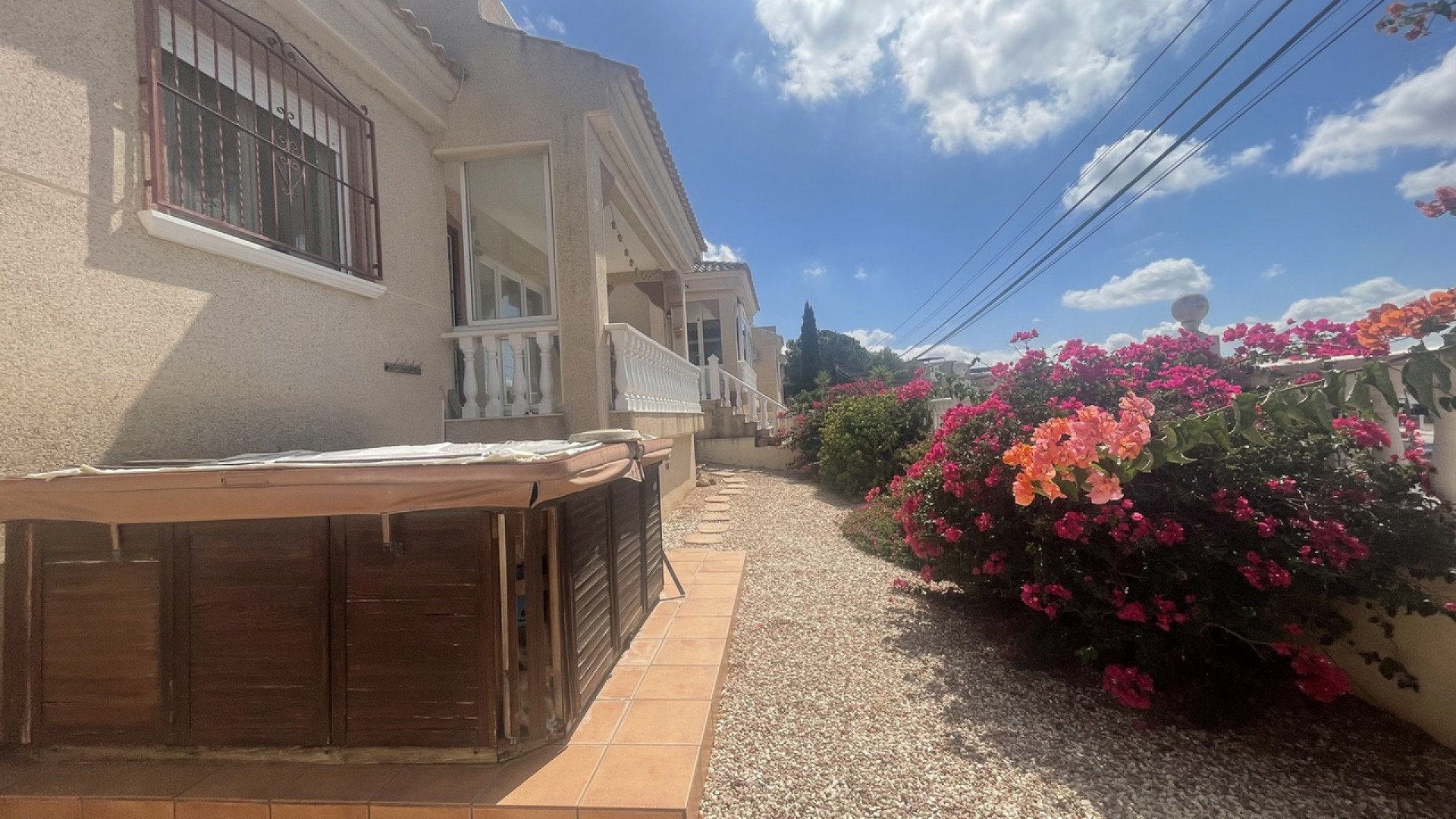 Venta - Chalet Independiente -
Algorfa