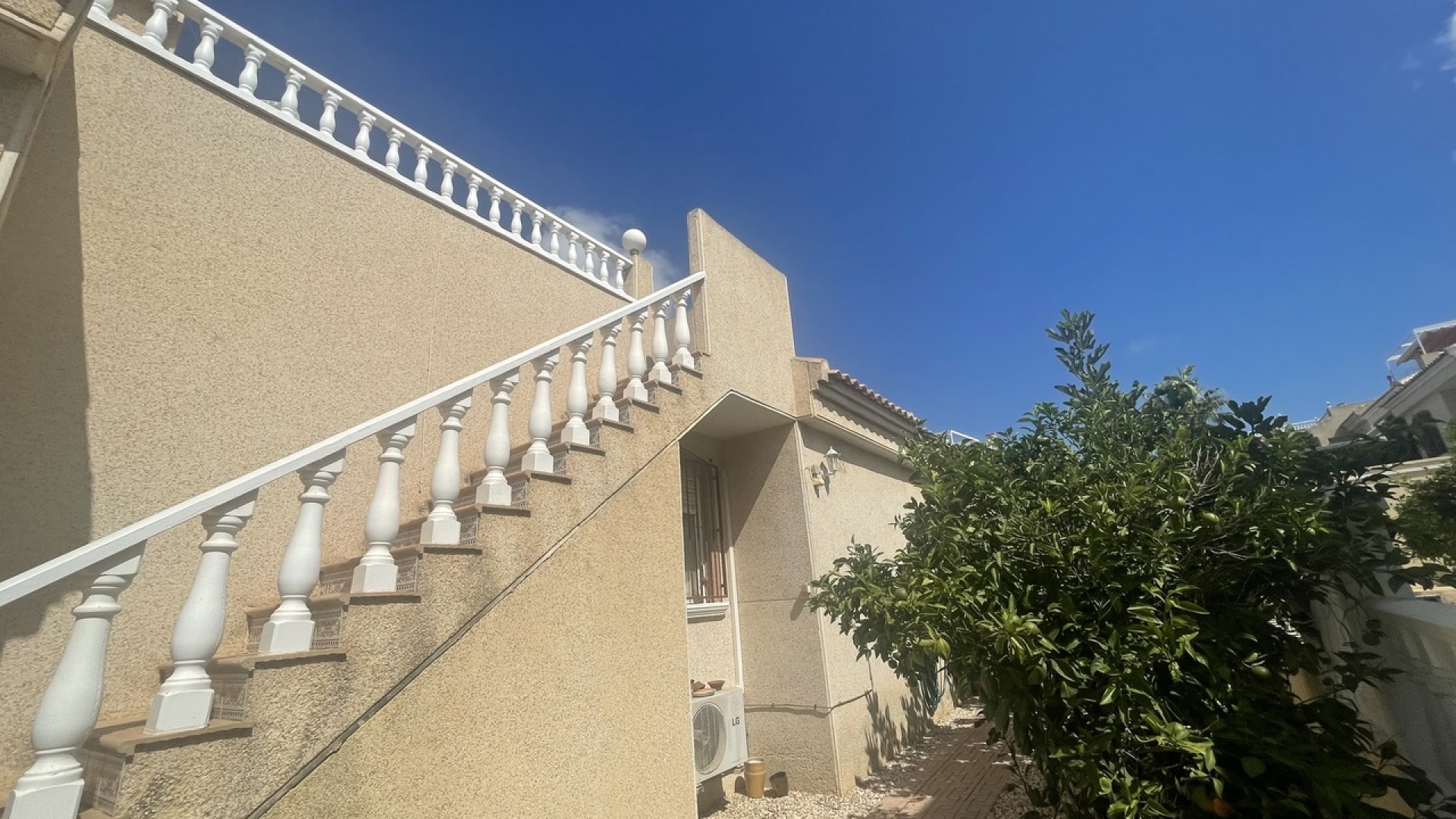 Venta - Chalet Independiente -
Algorfa