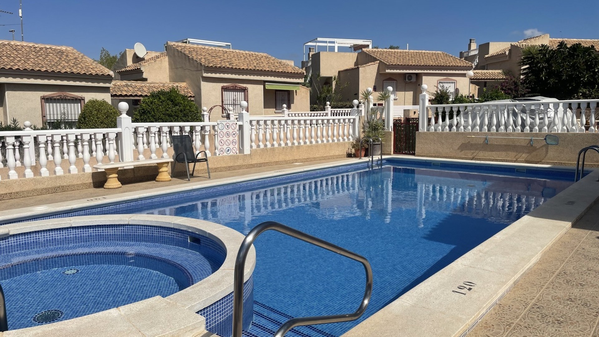Venta - Chalet Independiente -
Algorfa