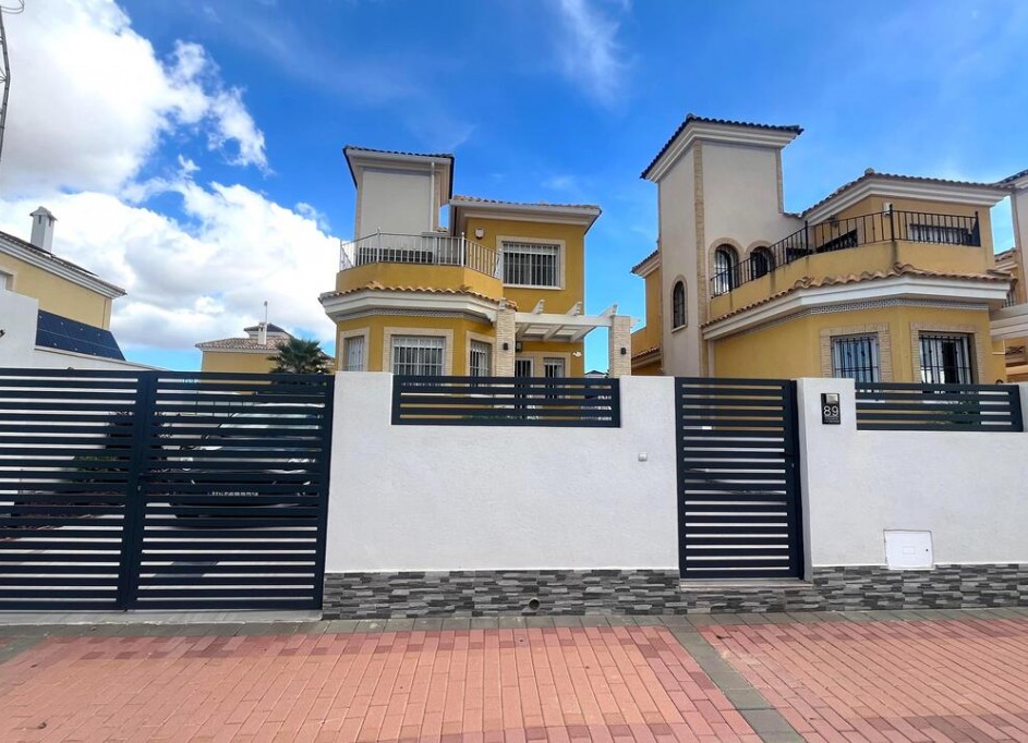 Venta - Chalet Independiente -
Algorfa